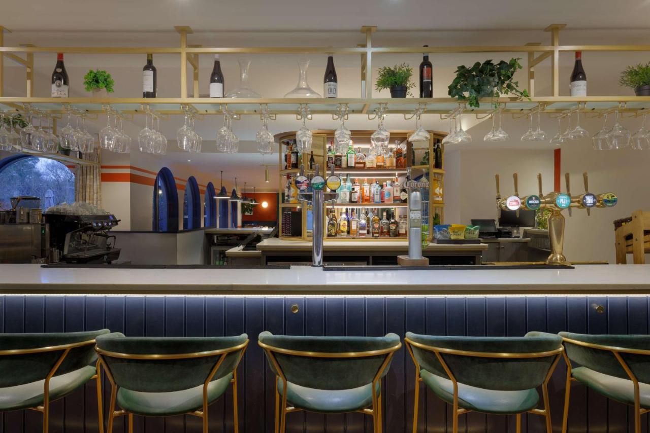 Hilton Cobham Hotel Kültér fotó