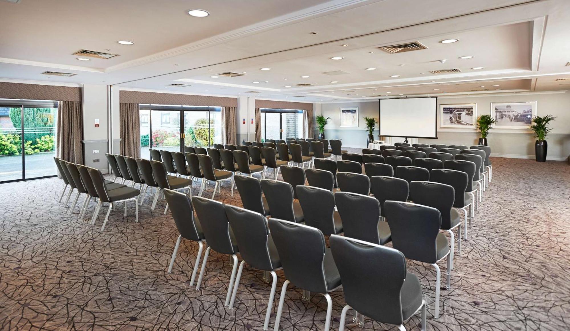 Hilton Cobham Hotel Kültér fotó